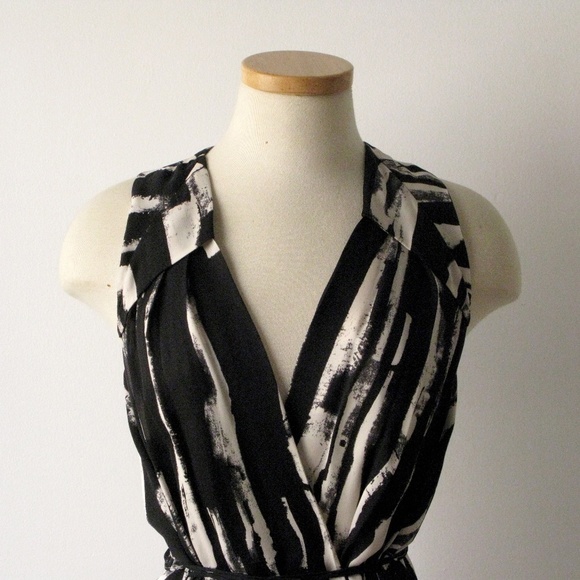 Max Azria Black & White Abstract Print Silk Wrap Blouse Size XXS - Picture 2 of 5